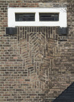 Glas in lood met bakstenen gevelornament.
<br/>
Marcel Westhoff, 2015-12-01